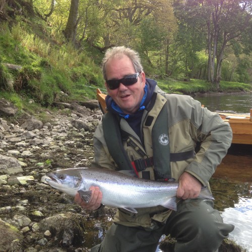 Here's Willie Logan with an absolute 'topper' of a salmon which nailed his lure at the Rock Pool neck on the Upper Kinnaird Beat. You can see a brand new traditional River Tay salmon boat in the background which was used to hook this fine River Tay salmon.