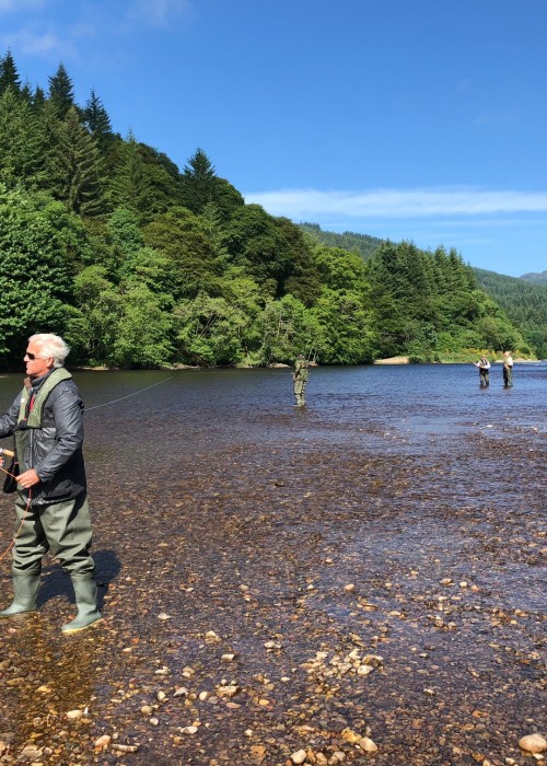 Here's a large party of River Tay guided salmon fishing guests at Dunkeld all getting put through their paces via a group Spey casting lesson at the onset of their fishing day. The Spey cast is easy to perform if your instructor has good simple communication skills which all of our team have.