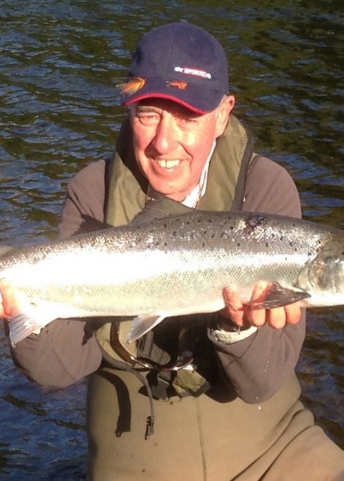 Here's famous TV fishing celebratory Keith Arthur holding a perfect 10lbs Summer salmon which he'd just landed at the Boat Pool on the Tay's famous Glendelvine Beat. This was Keith's first ever salmon which Jock Monteith expertly guided him to in front of the Sky Sports TV cameras. There's nothing quite like a bit of pressure!