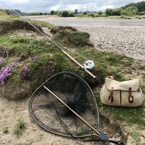 Look at the lovely traditional Brady fishing bag, McLean landing net, Van Staal Fly reel and Bruce & Walker fly rod perfectly propped up beside some purple heather on the River Tay near the Perthshire village of Murthly. This must be an expert who owns and uses kit like this!