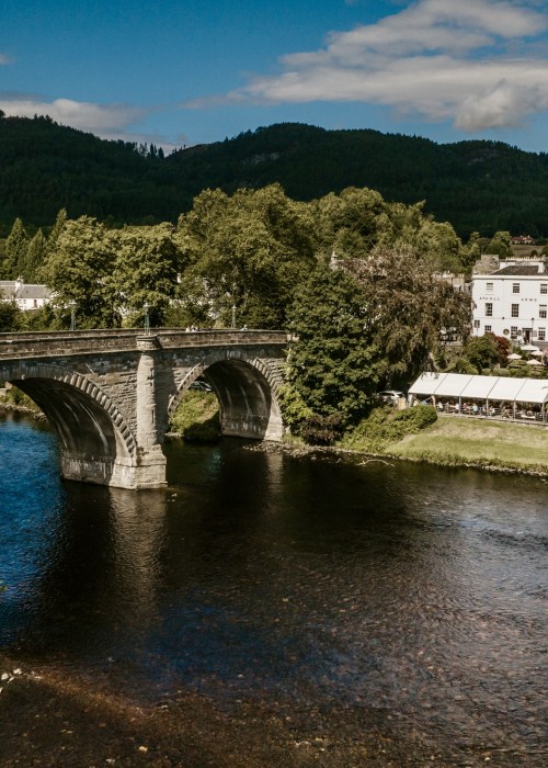 Look at this for perfect hotel positioning beside the 200 year old Telford Bridge! This is the beautiful Atholl Arms Hotel which is located in the historic Perthshire town of Dunkeld. This family run award winning hotel has been a firm favourite with tourists, salmon fishers & general visitors to the Dunkeld area for many decades.